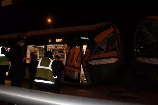 Kayseri'de iki tramvay çarpıştı: 2 yaralı Kayseri'de iki tramvay çarpıştı: 2 yaralı