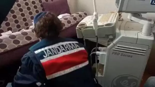 Kendisini doktor olarak tanıtıp kürtaj ve doğum yaptıran Suriyeli kadın, yakalandı Kendisini doktor olarak tanıtıp kürtaj ve doğum yaptıran Suriyeli kadın, yakalandı
