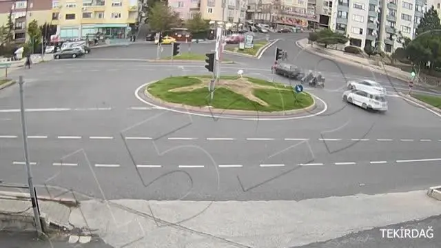 Son dakika haber: Kırmızı ışıkta bekleyen motosiklete otomobilin çarpması MOBESE kamerası görüntülerine yansıdı Son dakika haber: Kırmızı ışıkta bekleyen motosiklete otomobilin çarpması MOBESE kamerası görüntülerine yansıdı