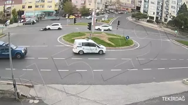 Son dakika haber: Kırmızı ışıkta bekleyen motosiklete otomobilin çarpması MOBESE kamerası görüntülerine yansıdı Son dakika haber: Kırmızı ışıkta bekleyen motosiklete otomobilin çarpması MOBESE kamerası görüntülerine yansıdı