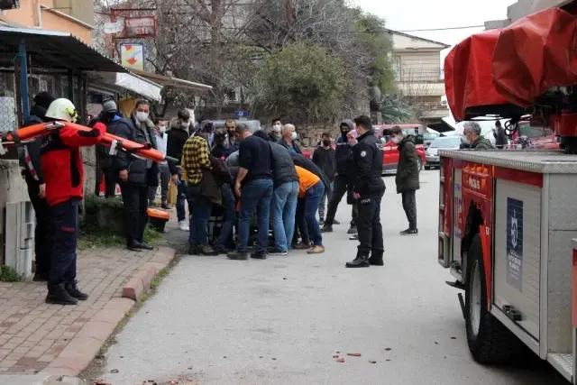Komşuları beslediği hayvanları şikayet edince çatıya çıktı Komşuları beslediği hayvanları şikayet edince çatıya çıktı
