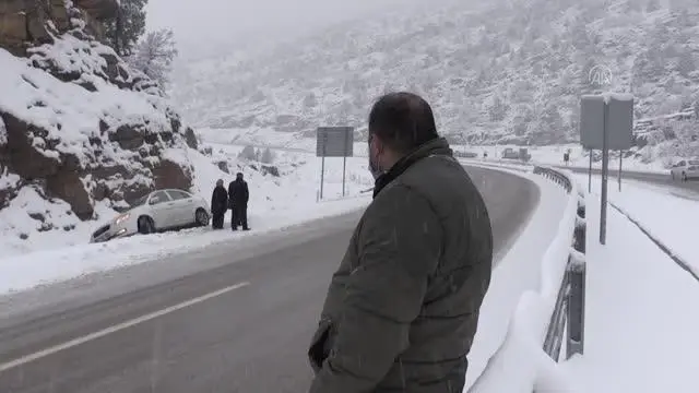 Konya-Antalya kara yolunda kar yağışı nedeniyle ulaşım güçlükle sağlanıyor Konya-Antalya kara yolunda kar yağışı nedeniyle ulaşım güçlükle sağlanıyor