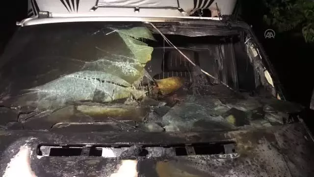 Kundaklanan kamyonet kullanılamaz hale geldi Kundaklanan kamyonet kullanılamaz hale geldi