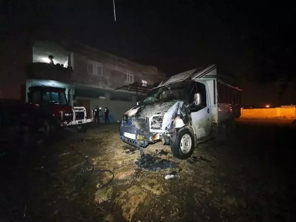 Kundaklanan kamyonet, kullanılmaz hale geldi Kundaklanan kamyonet, kullanılmaz hale geldi
