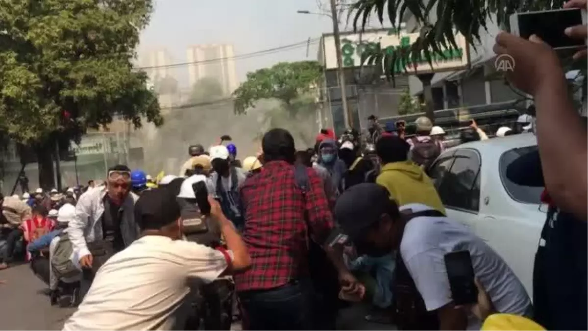 Myanmar'da güvenlik güçleri protestoculara karşı gerçek mermi kullandı: 10 ölü (4)