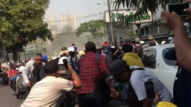 Myanmar'da güvenlik güçleri protestoculara karşı gerçek mermi kullandı: 10 ölü (4) Myanmar'da güvenlik güçleri protestoculara karşı gerçek mermi kullandı: 10 ölü (4)