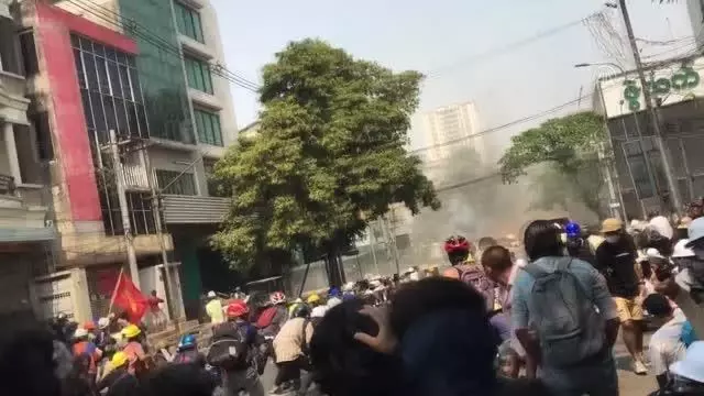 Myanmar'da güvenlik güçleri protestoculara karşı gerçek mermi kullandı: 10 ölü (4) Myanmar'da güvenlik güçleri protestoculara karşı gerçek mermi kullandı: 10 ölü (4)