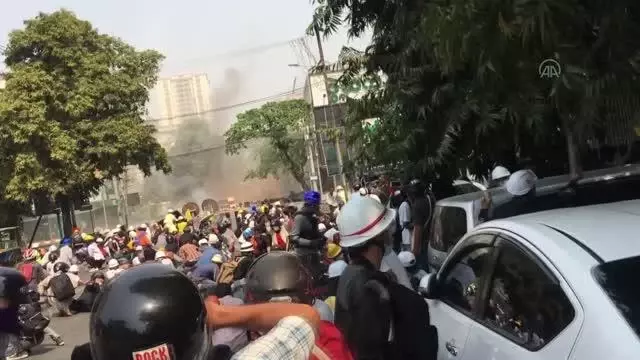 Myanmar'da güvenlik güçleri protestoculara karşı gerçek mermi kullandı: 10 ölü (4) Myanmar'da güvenlik güçleri protestoculara karşı gerçek mermi kullandı: 10 ölü (4)