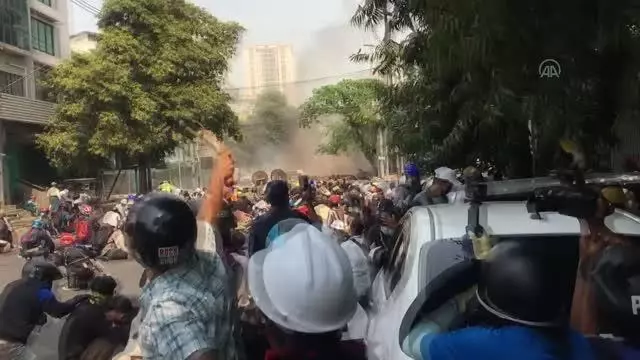 Myanmar'da güvenlik güçleri protestoculara karşı gerçek mermi kullandı: 10 ölü (4) Myanmar'da güvenlik güçleri protestoculara karşı gerçek mermi kullandı: 10 ölü (4)