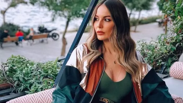 Oryantal dans videosuyla işinden olan Hande Sarıoğlu annesini paylaştı Oryantal dans videosuyla işinden olan Hande Sarıoğlu annesini paylaştı