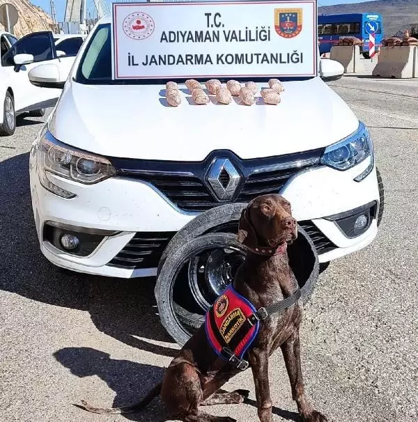 Otomobilin yedek lastiğinde 3 kilo uyuşturucu ele geçti Otomobilin yedek lastiğinde 3 kilo uyuşturucu ele geçti