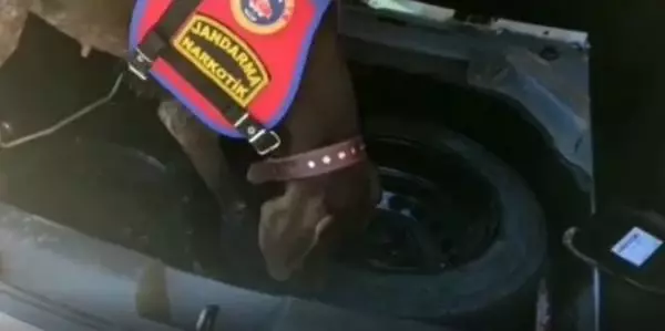 Otomobilin yedek lastiğinde 3 kilo uyuşturucu ele geçti Otomobilin yedek lastiğinde 3 kilo uyuşturucu ele geçti