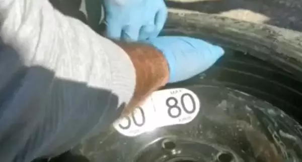 Otomobilin yedek lastiğinde 3 kilo uyuşturucu ele geçti Otomobilin yedek lastiğinde 3 kilo uyuşturucu ele geçti