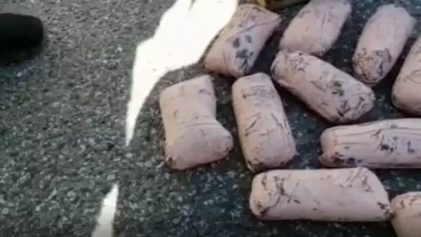 Otomobilin yedek lastiğinde 3 kilo uyuşturucu ele geçti Otomobilin yedek lastiğinde 3 kilo uyuşturucu ele geçti