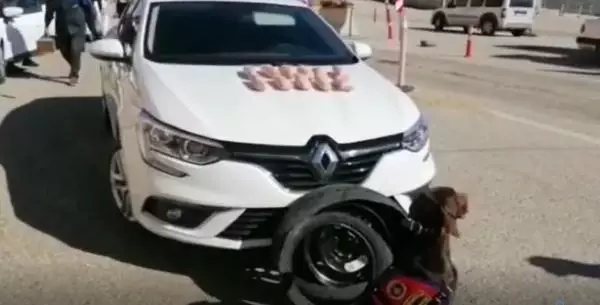 Otomobilin yedek lastiğinde 3 kilo uyuşturucu ele geçti Otomobilin yedek lastiğinde 3 kilo uyuşturucu ele geçti