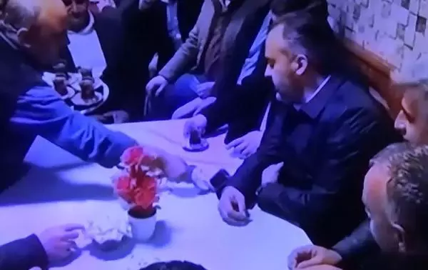 Pandemide kapanan şakacı kıraathane kapılarını açtı Pandemide kapanan şakacı kıraathane kapılarını açtı