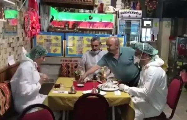 Pandemide kapanan şakacı kıraathane kapılarını açtı Pandemide kapanan şakacı kıraathane kapılarını açtı