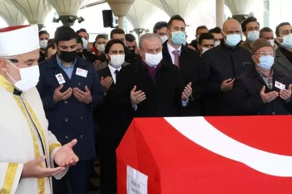 Şentop, ekibindeki protokol görevlisinin eşinin cenaze törenine katıldı Şentop, ekibindeki protokol görevlisinin eşinin cenaze törenine katıldı