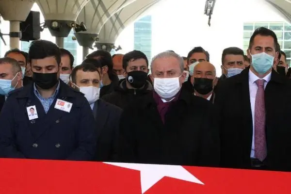 Şentop, ekibindeki protokol görevlisinin eşinin cenaze törenine katıldı Şentop, ekibindeki protokol görevlisinin eşinin cenaze törenine katıldı