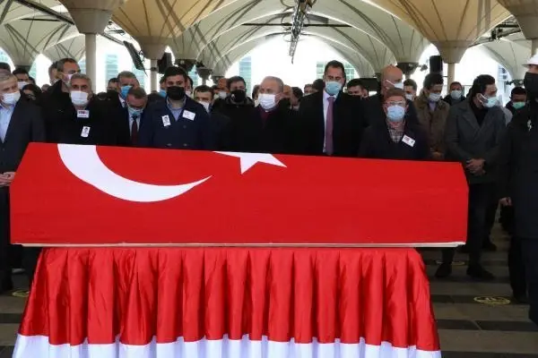 Şentop, ekibindeki protokol görevlisinin eşinin cenaze törenine katıldı Şentop, ekibindeki protokol görevlisinin eşinin cenaze törenine katıldı
