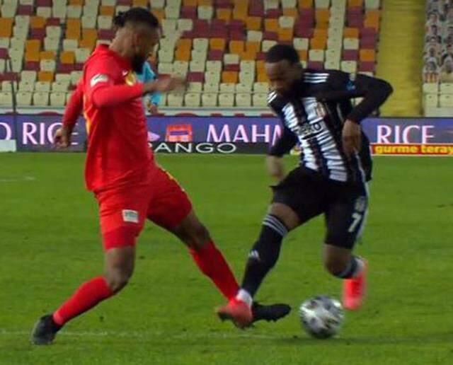 Sergen Yalçın went crazy on the edge of the field when the penalty was not given Sergen Yalçın went crazy on the edge of the field when the penalty was not given