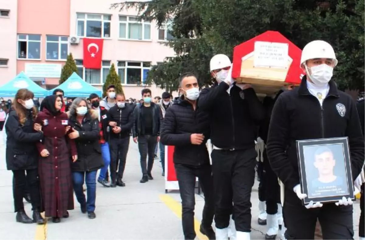 Son dakika haberleri! Silahı ateş alan polis memuru yaşamını yitirdi (2)