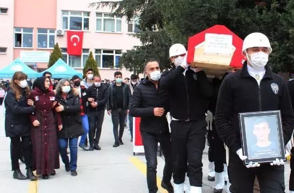 Son dakika haberleri! Silahı ateş alan polis memuru yaşamını yitirdi (2) Son dakika haberleri! Silahı ateş alan polis memuru yaşamını yitirdi (2)