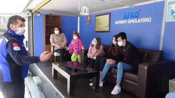 Silivri'de simülasyon TIR'ında deprem eğitimi Silivri'de simülasyon TIR'ında deprem eğitimi