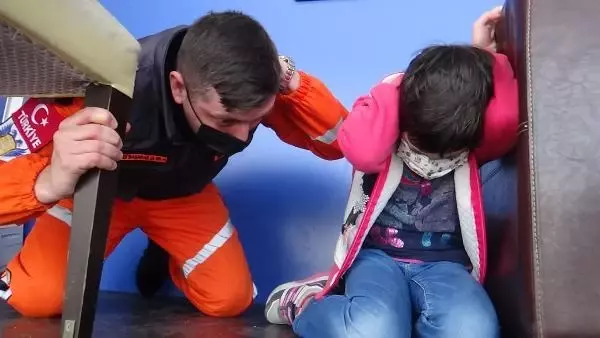 Silivri'de simülasyon TIR'ında deprem eğitimi Silivri'de simülasyon TIR'ında deprem eğitimi