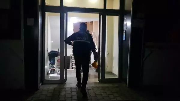 Tabancayla oynadığı sırada kendisini vurdu Tabancayla oynadığı sırada kendisini vurdu