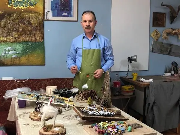 Tablolarını doğadan topladığı malzemelerle yapıyor Tablolarını doğadan topladığı malzemelerle yapıyor