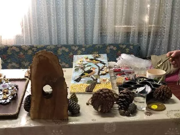 Tablolarını doğadan topladığı malzemelerle yapıyor Tablolarını doğadan topladığı malzemelerle yapıyor
