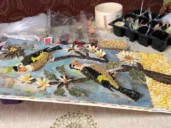 Tablolarını doğadan topladığı malzemelerle yapıyor Tablolarını doğadan topladığı malzemelerle yapıyor