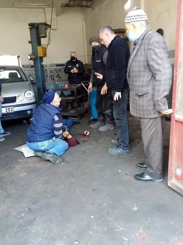 Tamir ettiği otomobil üzerine düştü Tamir ettiği otomobil üzerine düştü