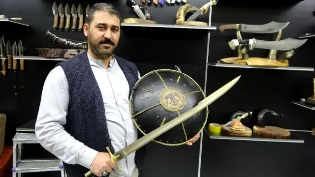 Tarihi dizilerden etkilenip savaş aletleri üretmeye başladı, şimdi siparişlere yetişemiyor Tarihi dizilerden etkilenip savaş aletleri üretmeye başladı, şimdi siparişlere yetişemiyor