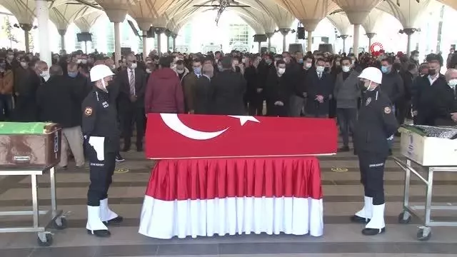 TBMM Başkanı Mustafa Şentop protokol sorumlusu Yunus Şeker'in eşinin cenaze törenine katıldı