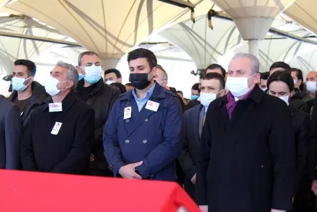 TBMM Başkanı Mustafa Şentop protokol sorumlusu Yunus Şeker'in eşinin cenaze törenine katıldı