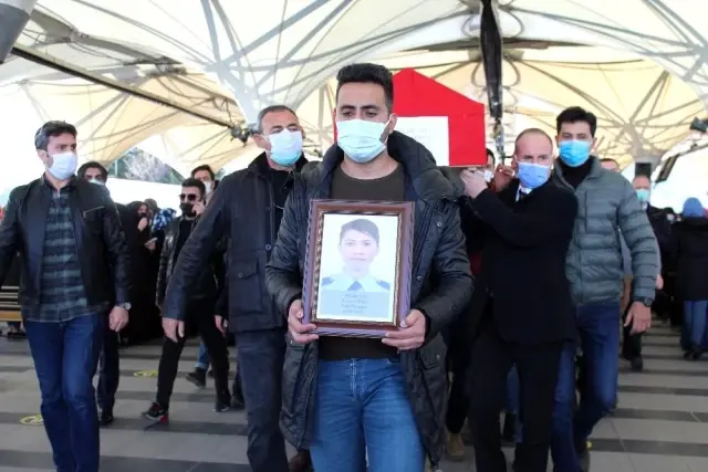 TBMM Başkanı Mustafa Şentop protokol sorumlusu Yunus Şeker'in eşinin cenaze törenine katıldı