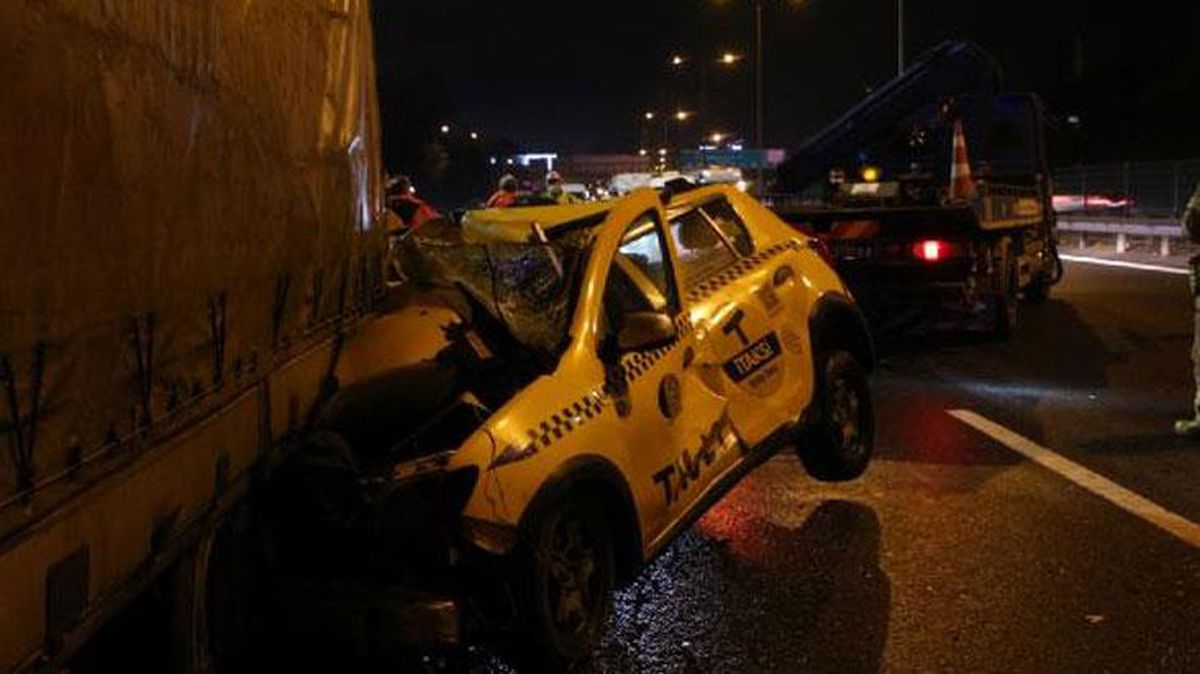Tırın altına girdikten sonra hurdaya dönen taksiden burnu bile kanamadan kurtuldu