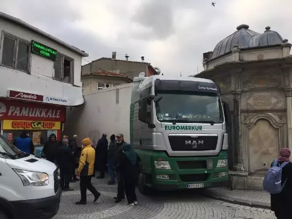 Üsküdar'da TIR dar olan sokakta sıkıştı Üsküdar'da TIR dar olan sokakta sıkıştı