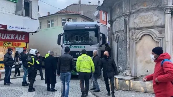 Üsküdar'da TIR dar olan sokakta sıkıştı Üsküdar'da TIR dar olan sokakta sıkıştı
