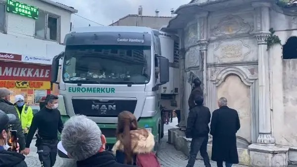 Üsküdar'da TIR dar olan sokakta sıkıştı Üsküdar'da TIR dar olan sokakta sıkıştı