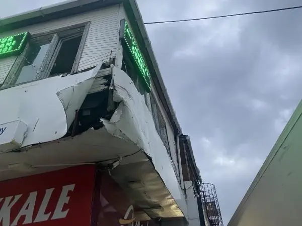 Üsküdar'da TIR dar olan sokakta sıkıştı Üsküdar'da TIR dar olan sokakta sıkıştı