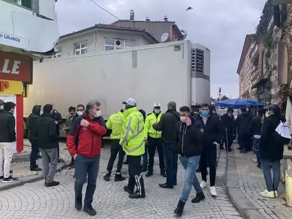 Üsküdar'da TIR dar olan sokakta sıkıştı Üsküdar'da TIR dar olan sokakta sıkıştı