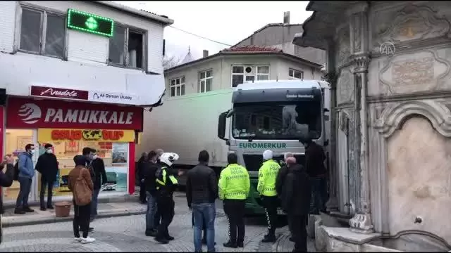 Üsküdar'da yabancı plakalı tır, girdiği ara sokakta sıkıştı Üsküdar'da yabancı plakalı tır, girdiği ara sokakta sıkıştı