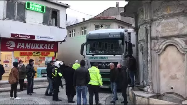 Üsküdar'da yabancı plakalı tır, girdiği ara sokakta sıkıştı Üsküdar'da yabancı plakalı tır, girdiği ara sokakta sıkıştı