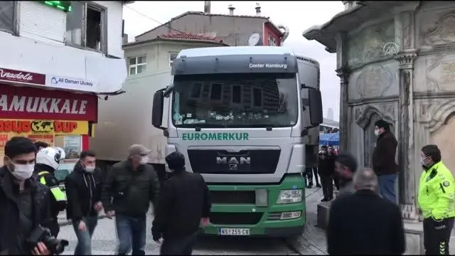 Üsküdar'da yabancı plakalı tır, girdiği ara sokakta sıkıştı Üsküdar'da yabancı plakalı tır, girdiği ara sokakta sıkıştı