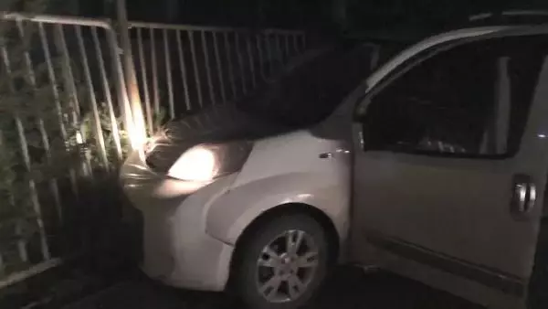 Uyuşturucu tacirleri polisten kaçarken kaza yaptı Uyuşturucu tacirleri polisten kaçarken kaza yaptı