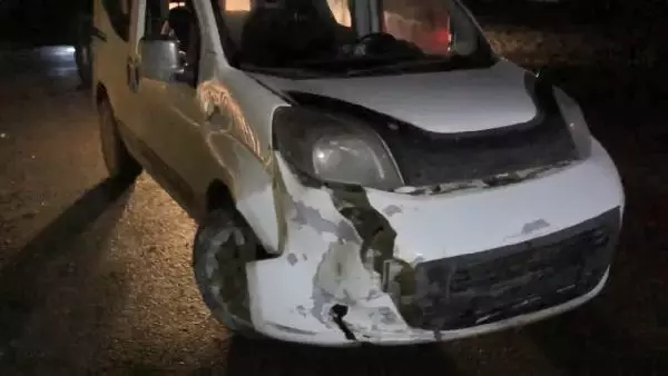 Uyuşturucu tacirleri polisten kaçarken kaza yaptı Uyuşturucu tacirleri polisten kaçarken kaza yaptı