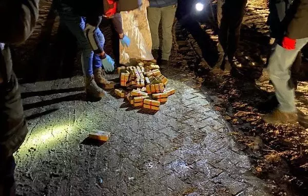 Van'da, çuvallarla toprağa gömülü 123 kilo eroini 'Barut' buldu Van'da, çuvallarla toprağa gömülü 123 kilo eroini 'Barut' buldu